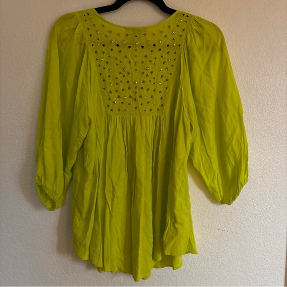 Chelsea & Theodore Women’s Small Top. V- Neck With Geometric Design And Cutout - Picture 6 of 7